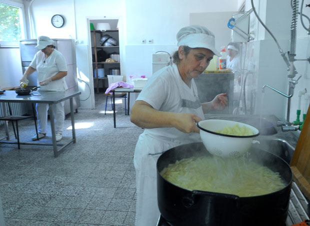 ЂАЧКА ИСХРАНА: За два оброка месечно по 5.000 динара